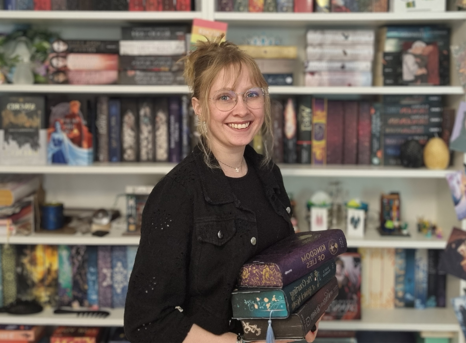 Melina Kern mit Büchern